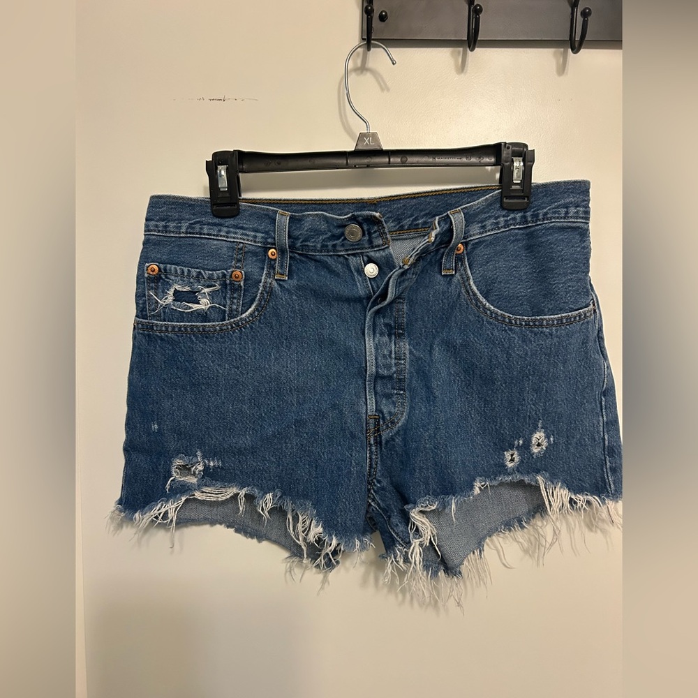 Vintage Levi’s 501 Shorts - Picture 4 of 11